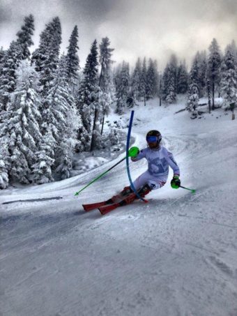 Hirscher åker skidor i Reiteralm Bergbahnen.