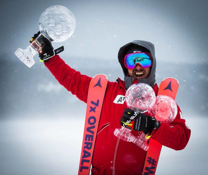 Hirscher stoltserar med några av sina kristallpokaler.