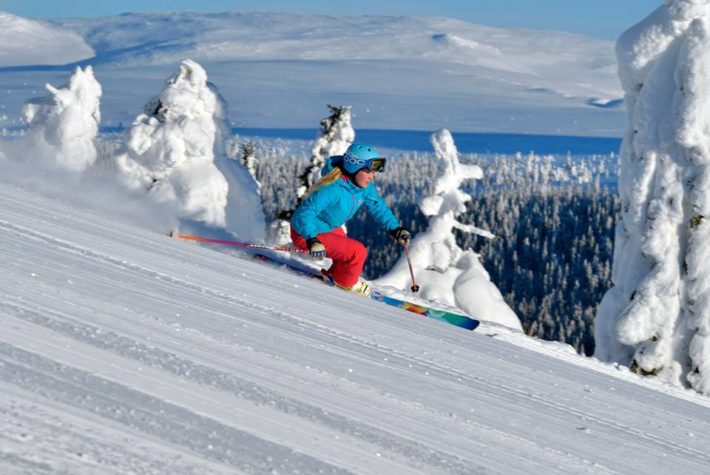 Skidåkare på väg utför i Idre Fjäll.