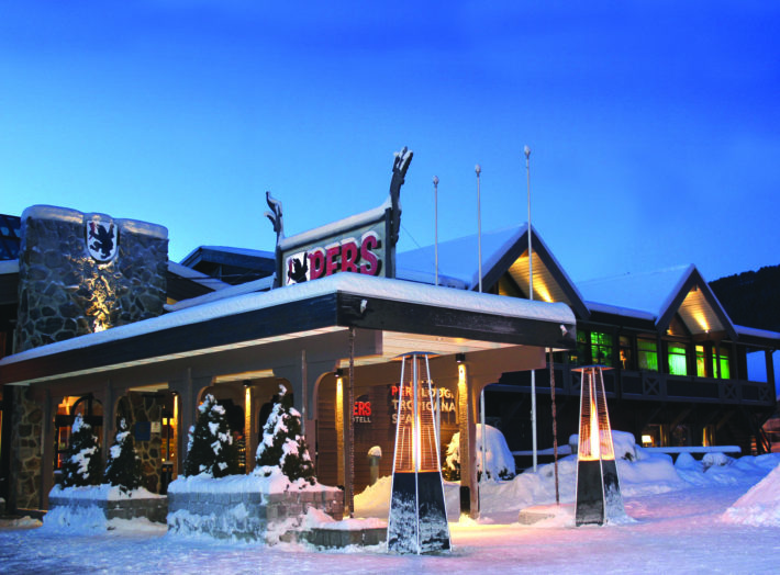 En bild på Pers Hotell på kvällen.
