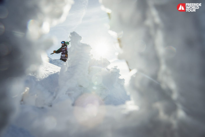 Carl Regnér skymtar bakom en snödriva i Fieberbrunn.