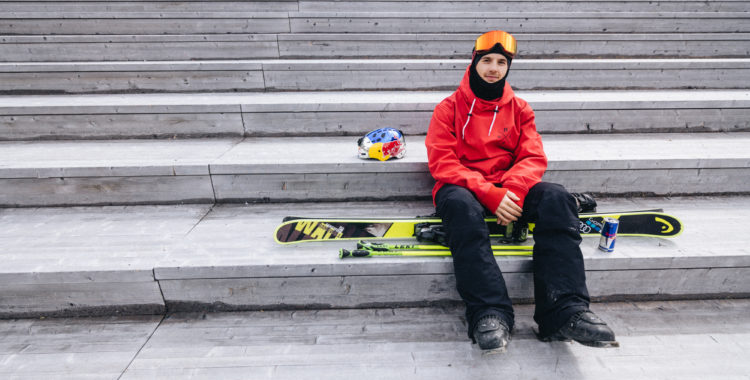 Jesper Tjäder pustar ut på trappan vid Åre torg under en av alla inspelningsdagar av 
