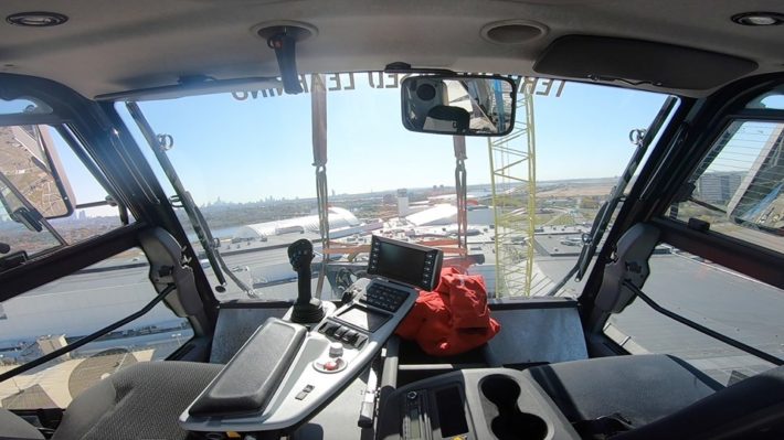 Bygget av jättegallerian sett inifrån en lyftkran.