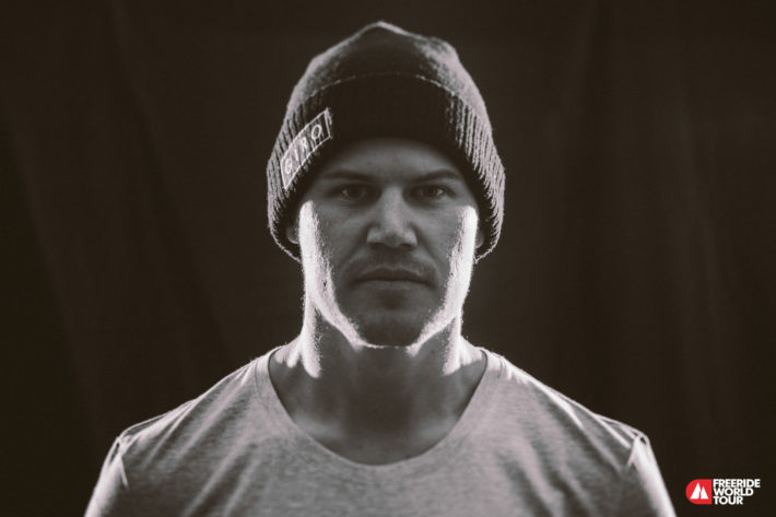 Svartvitt porträtt av Reine Barkered.