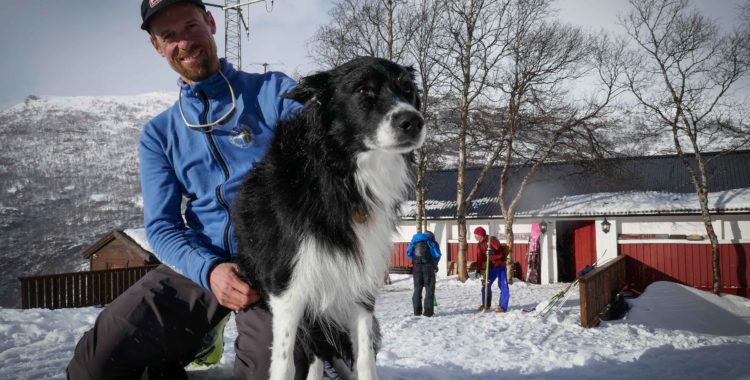 Krönikören tillika bergsguiden Calle och Viggo, hushunden i Vatnahalsen.