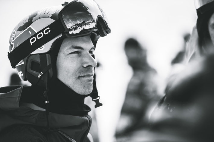 Svartvitt porträtt av Kristofer förra säsongen i Andorra.