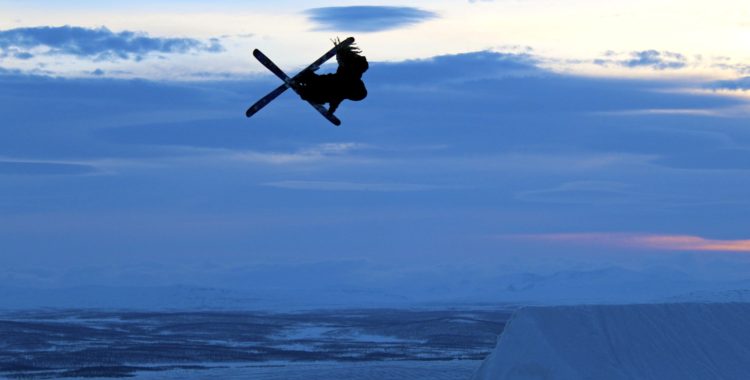 Rasmus Björkhaug i Luossabacken mitt i Kiruna en sen kväll i april.
