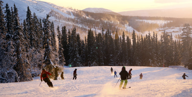 Jul- och nyår är i mångt och mycket fullbokat i svenska fjällen och Folkhälsomyndigheten har inte (ännu) kommit med några särskilda råd vad gäller fjällresor.