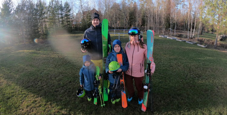Familjen Nilsson-Burström hoppas på massa nysnö i Säfsen, Tänndalen, Borgafjälll och Hemavan för att få max ut av sina nya prylar från Elan, Roxa och 2117. 