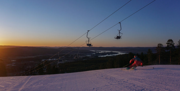 Tomt i backarna när Olle Stenbäck tajmar soluppgången i Järvsöbacken.