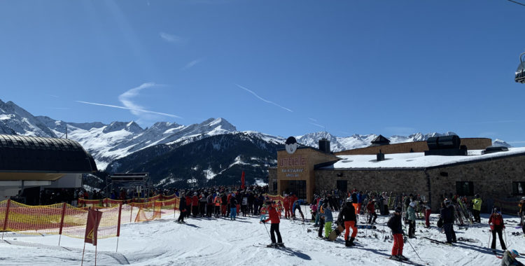 I Zillertal är det trots varningar för Coronaviruset fortsatt kö till liften och nypistade nedfarter. 