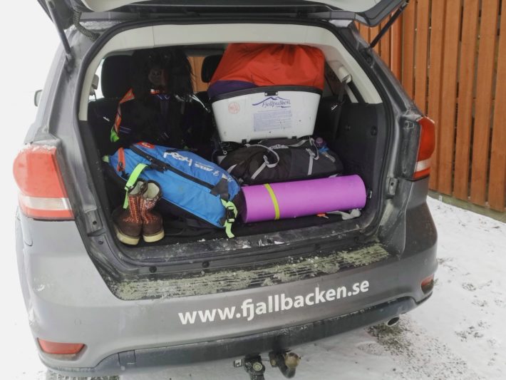 Jons hund Gan sitter i backluckan.