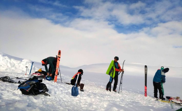 Gruppen sätter på stighudarna på sina skidor.