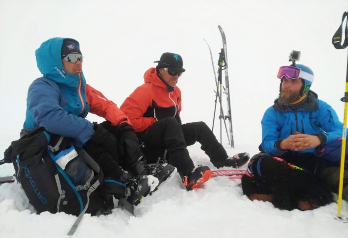 Jon Wagenius, Peter Järverup och Martin Rosén sitter och väntar på en sollucka.