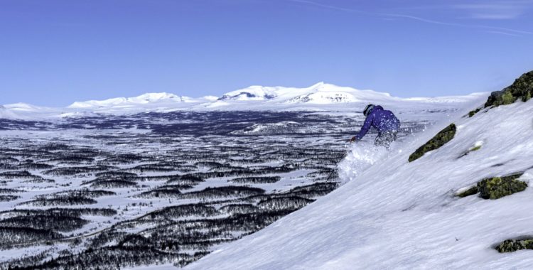 Jon Söderén njuter av slasksnön och utsikten från Anåfjället i Funäsdalen, fjällmassivet ligger mellan själva Funäsdalen och Mittådalen.