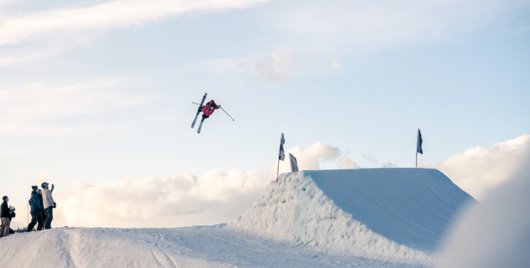 Samuel Ålander sträcker ut sig i en switch dubbel frontflip superman.