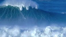 Världens största surfvåg i vacker slowmotion [Nazaré, Portugal]