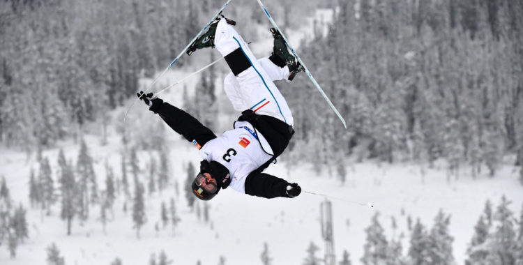 Ludvig Fjällström tar luft i Idre.