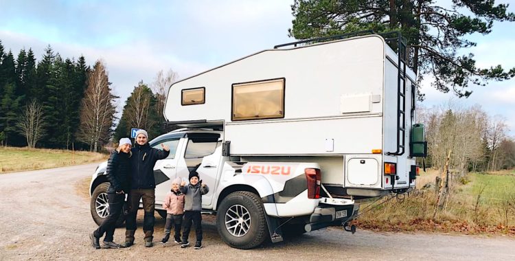 Hela familjen Jabeskog samlad framför hemmabygget