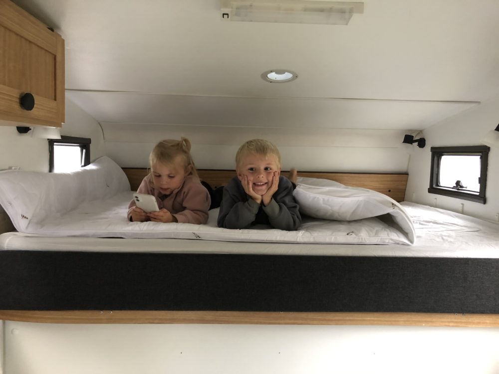 Barnen provar sängen