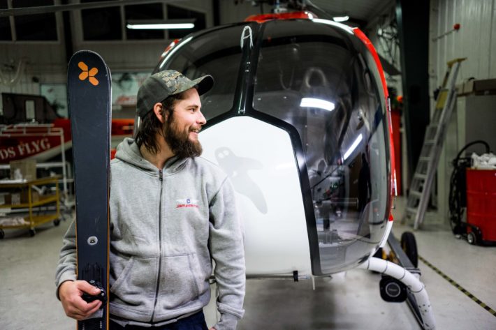 Två världar möts. Ett på skidor, ett i en helikopter
