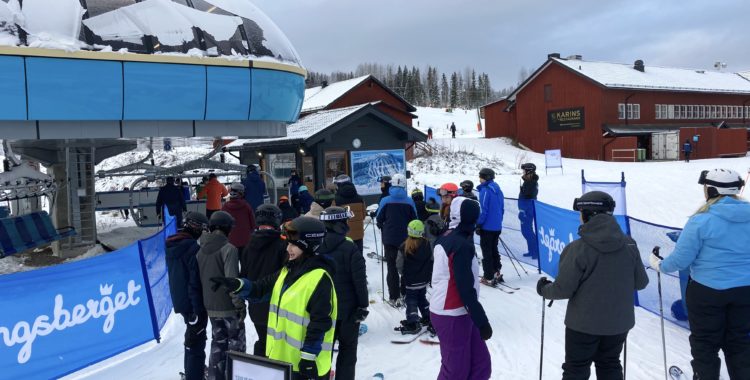 I Kungsberget hade man värdar som lotsade skidåkarna vid sittliften. 