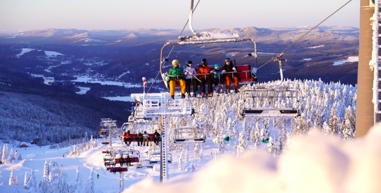 Snabba 6-stolen Sjöexpressen matar upp skidåkare till toppen från Sjöområdet. Det är en av två sittliftar i hela Branäs, den andra är en modern 4-stol i Mattesdalen.  