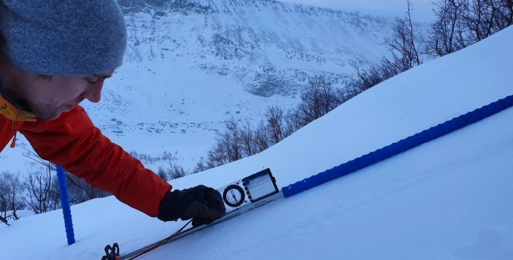 Kompass och stav är en variant att mäta lutning på.