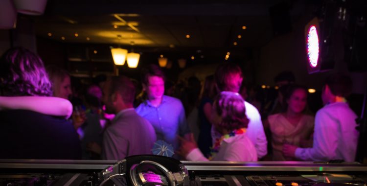 Polisen avbröt en fest med över hundra personer i onsdags (personerna på bilden har inget med artikeln att göra).