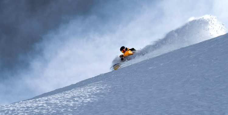 Andreas Lundstam skiers left ned mot ännu en njutlunch. 