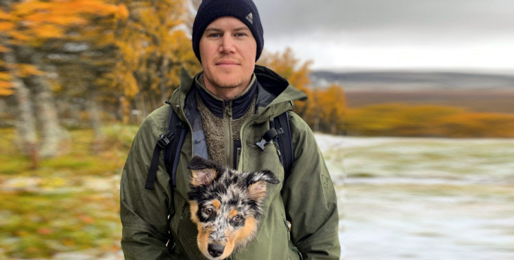 Reine Barkered med sin hund Billie. 