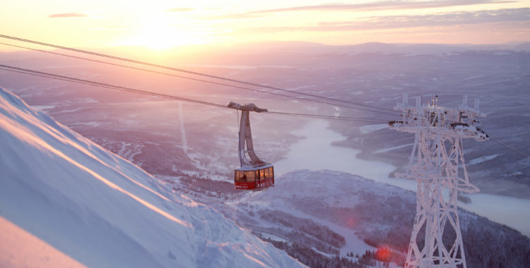 Åre kabinbana från 1976 rullar minst en vinter och en sommar till, meddelar Skistar. 