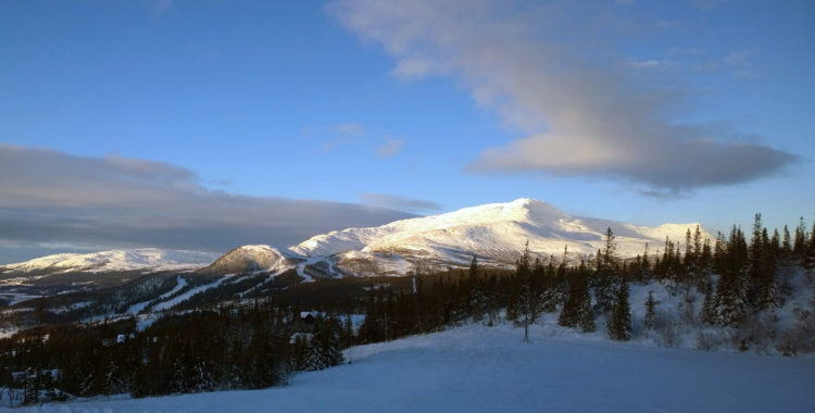 Skistar bygger ett stort plank för att skydda Sadelexpressen mot vind.