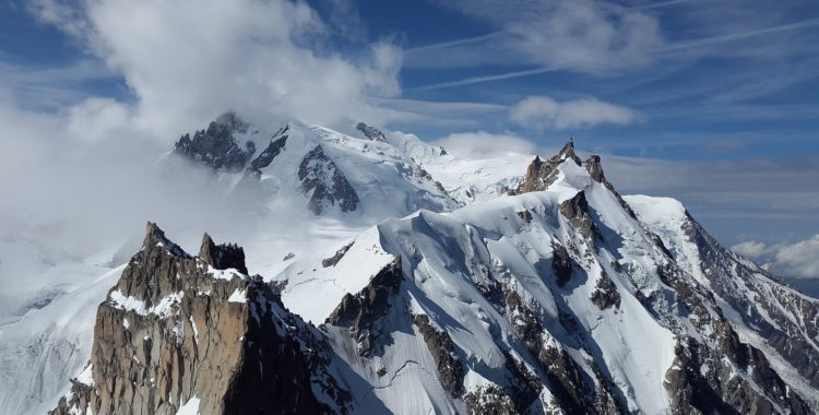 Den franska skidsäsongen är igång. Vyer som denna från Chamonix Aiguille du Midi ger definitivt mersmak.
