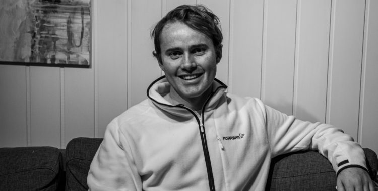 Nikolai Schirmer hemma i soffan.