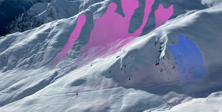 Lavinen gick på  Malfragkopf 2 654 m, nära Ischgl och det rosa fältet markera den dödliga lavinen. Blå fältet är en annan flaklavin. 