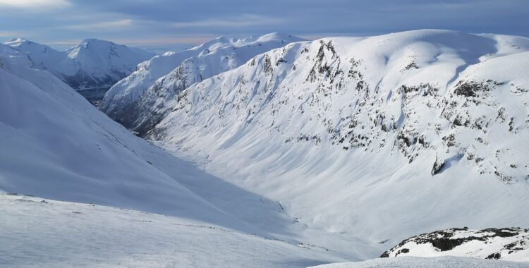 Gott om snö inför säsongen 2022 som börjar 1 juni, bild från mars 2022. 