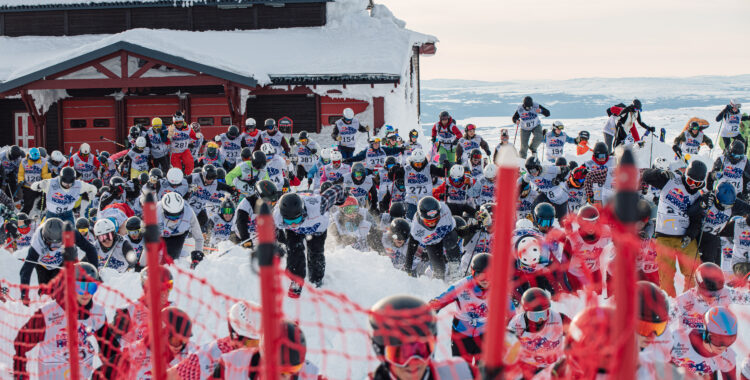 Startskottet har gått och tävlingen inleds med mjölksyreskapande löpning över lösa snövallar.