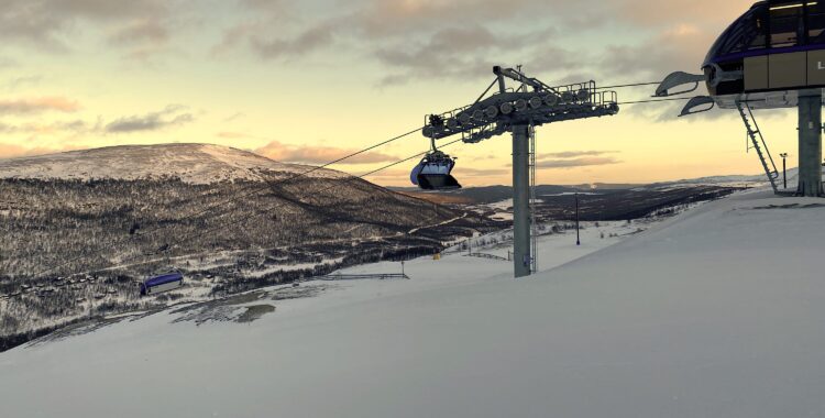Tänndalen har en snabb 6-stolslift med värme för kalla skidåkarrumpor.