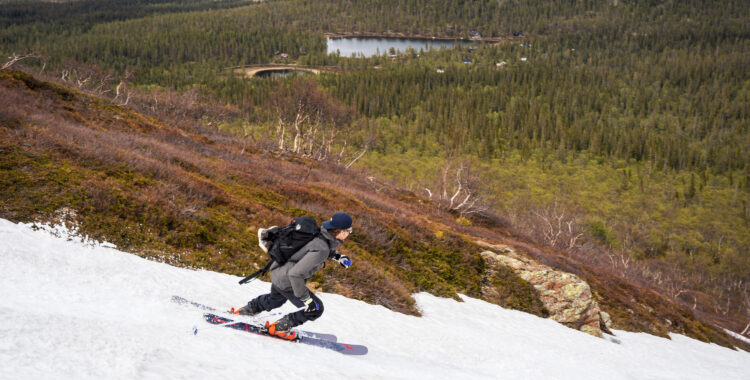 På Sonfjället går det fortfarande att åka skidor.