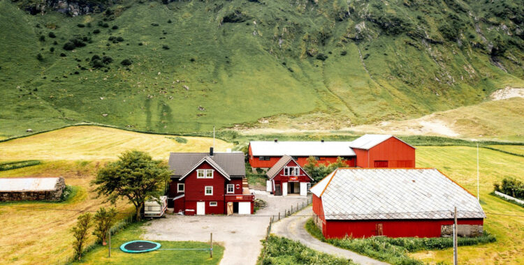 Surfpensionat i norska Hoddevik  till salu för drygt 5 miljoner.