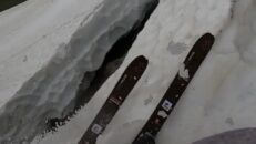 Film: Här åker den norska skidåkaren ned i sprickan