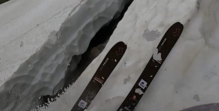 Här kör norska skidåkaren ned i en spricka.