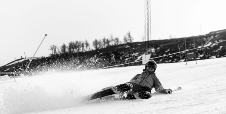Apples iPhone 14 larmar ibland av sig själv när skidåkare ramlar i backen.