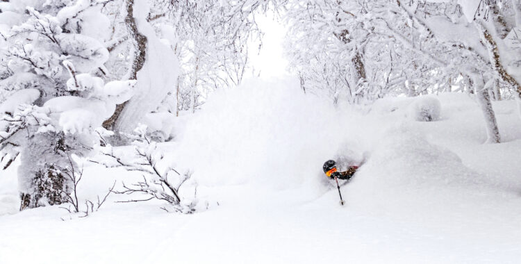 En av jurymedlemmarna döljer sig i lössnön.