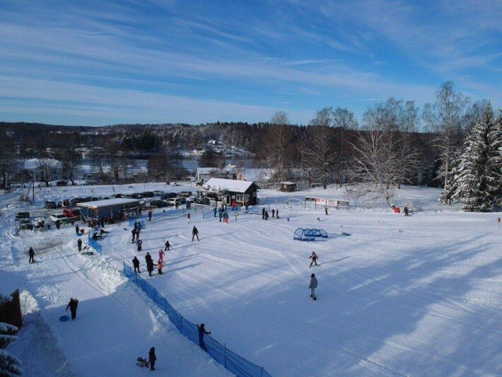 Ragnhildsborgsbacken med pulkabacken till vänster i bild.