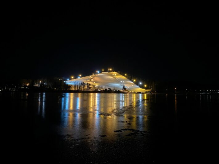 Väsjöbacken upplyst i mörkret.