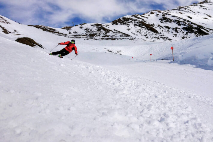 Magnus Löfgren carvar uppe i Goldriedsee i Grossglockner Resort Kals-Matrei.
