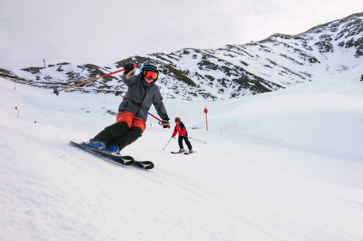 Aron Rimfors och Albert Löfgren åker skidor uppe i Goldriedsee, Grossglockner Resort Kals-Matrei.