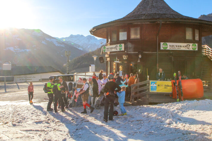 Afterski på lusthusliknande Muhbar där folk firar fettisdag med maskerad.